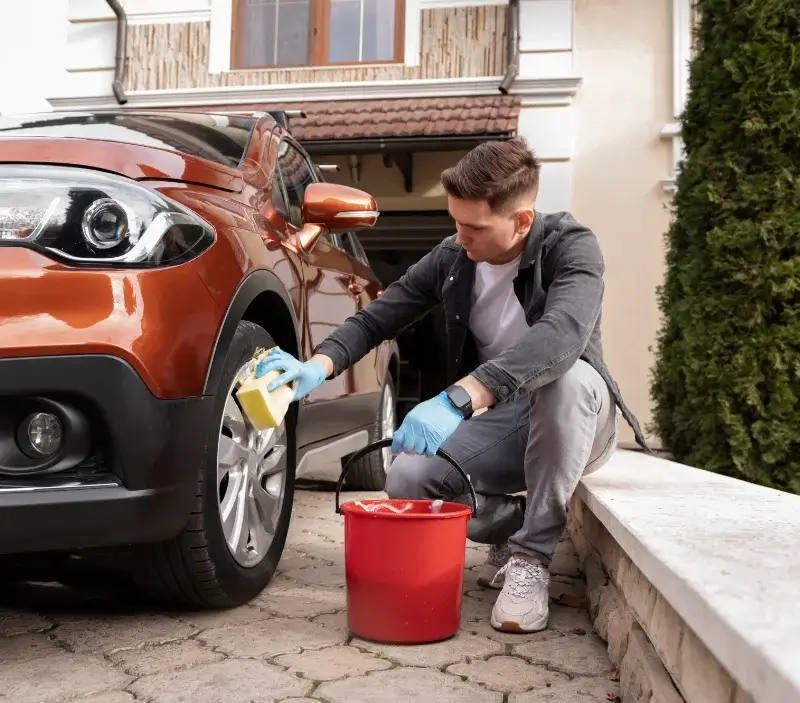 Lavage auto à domicile La Mure-Argens : professionnel intervenant sur un véhicule
